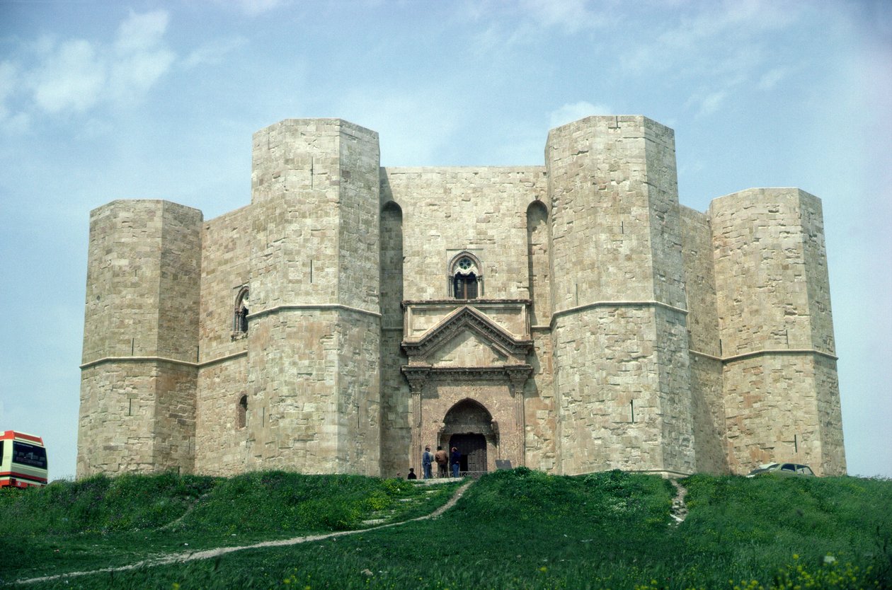 Castel del Monte, zbudowany za panowania cesarza Fryderyka II (1194-1250) ok. 1240-50 autorstwa Italian School