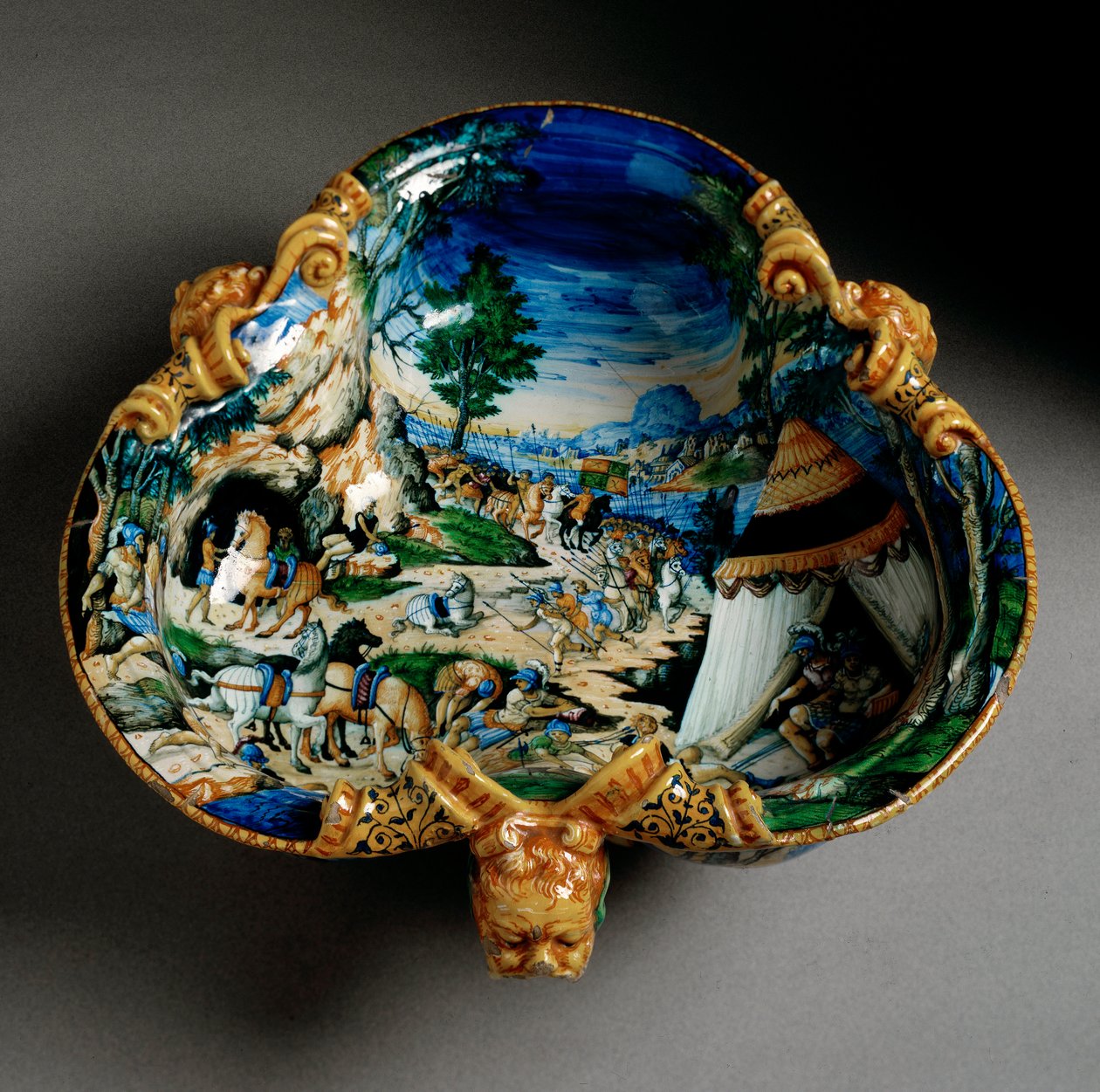 Ceramiczna filiżanka w kształcie trefla decoree z przedstawieniem Hannibala podczas przeprawy przez Alpy wykonana w Urbino w warsztacie Fontana we Włoszech. 1550 wokół Florencji, Museo Nazionale del Bargello autorstwa Italian School