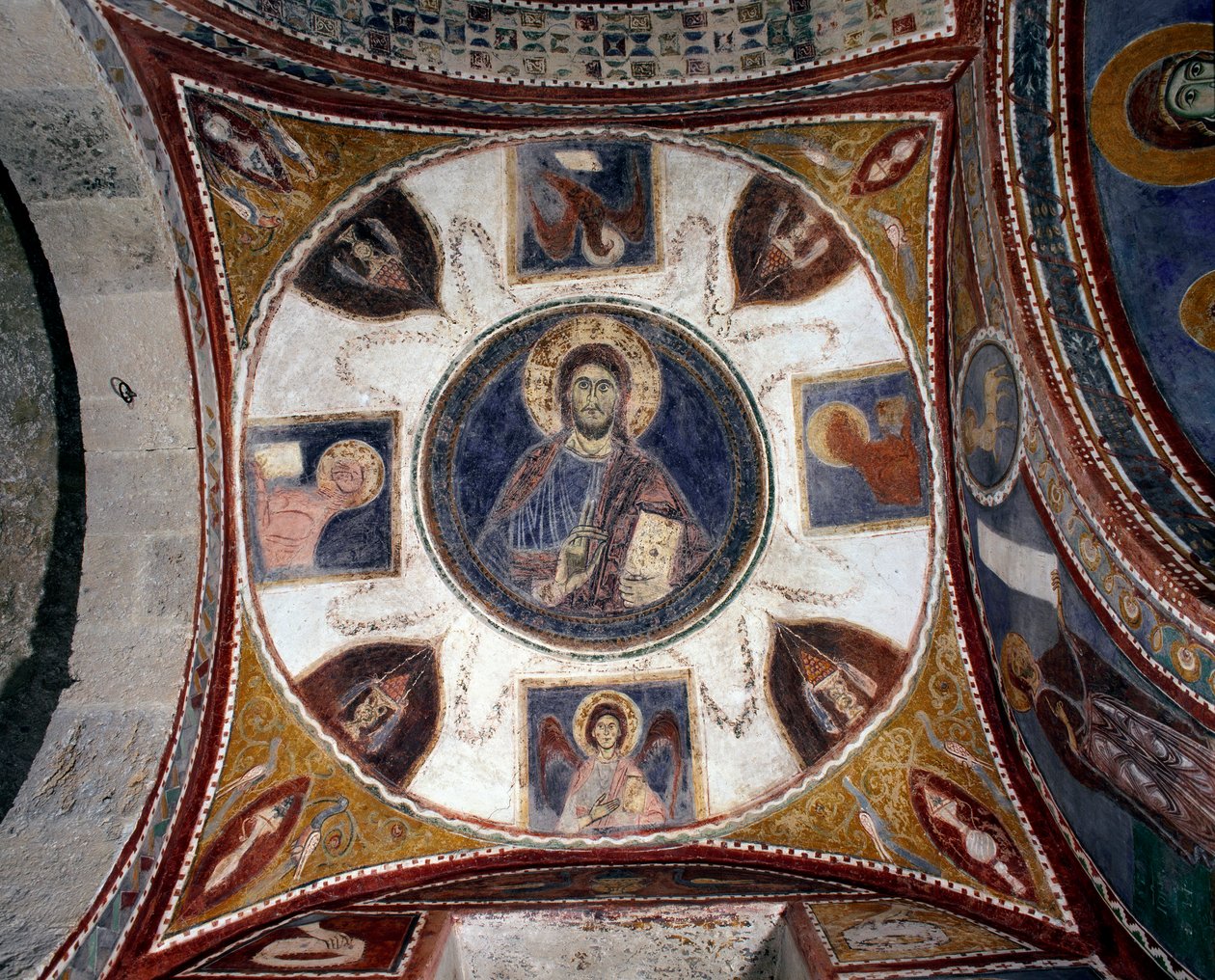 Błogosławiący Chrystus otacza symbole ewangelistów Fresk XIII wiecznej szkoły włoskiej. Krypta 15 krypty Cathedrale of Anagni. Włochy autorstwa Italian School
