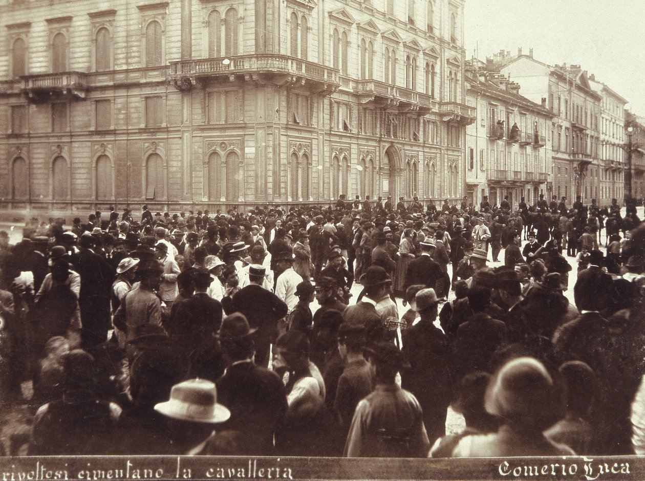 Obywatele rzucają wyzwanie kawalerii generała Bavy Beccaris podczas zamieszek w Mediolanie, 6-9 maja 1898 autorstwa Italian School