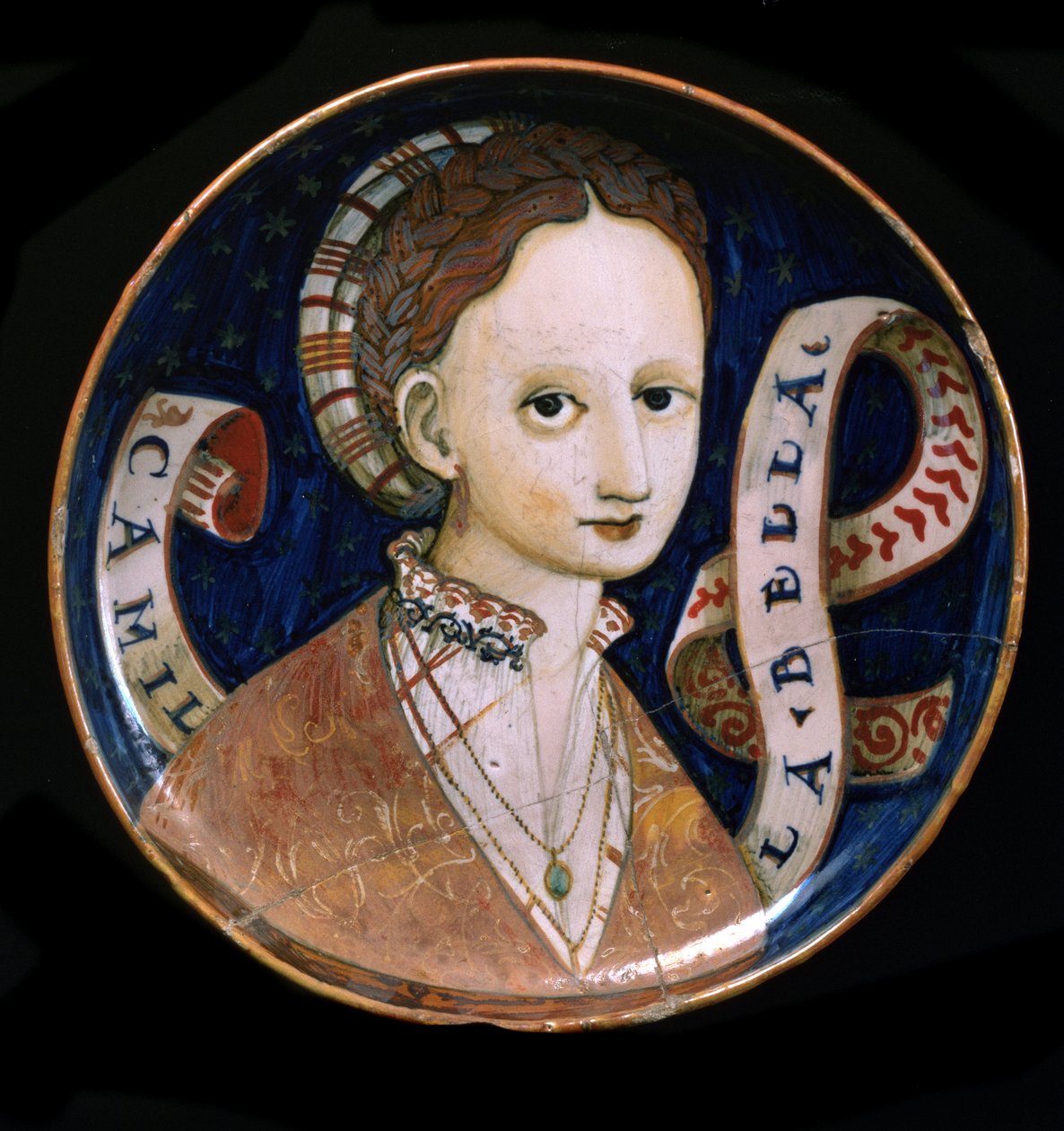 Kubek ozdobiony kobiecą twarzą (Camilla bella). Jest to talerz z majoliki, który mężczyźni ofiarowywali ukochanym kobietom (coppa amatoria) 1530-1537 Śr. 21 cm Ermitaż w Petersburgu autorstwa Italian School
