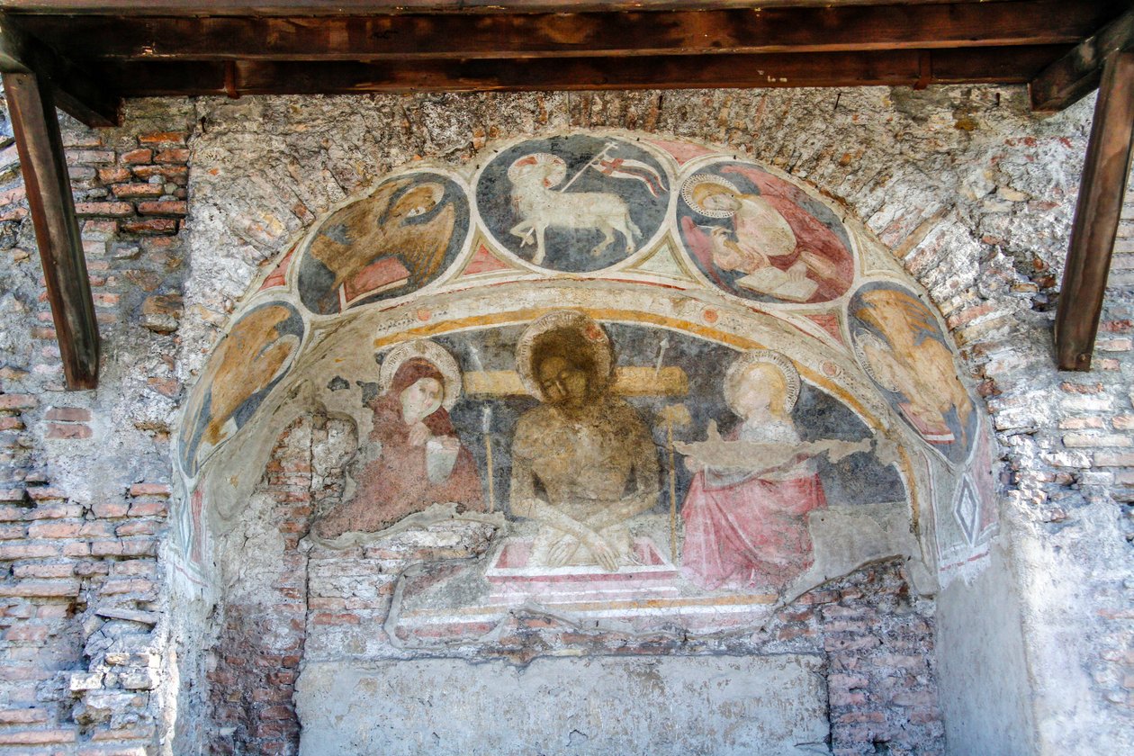 Umieszczenie Chrystusa pomiędzy Maryją Dziewicą, św. Janem, z symbolami ewangelików i Agnus Dei na arch autorstwa Italian School