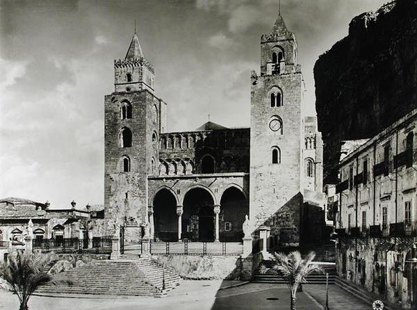 Zewnętrzna część katedry, rozpoczęta w 1131 przez króla Rogera II (zm. 1154) Sycylii (zdjęcie czarno-białe) autorstwa Italian School