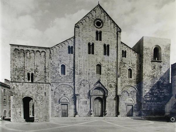 Fasada bazyliki ufundowanej w 1087 r. dla przyjęcia relikwii św. Mikołaja (zdjęcie czarno-białe) autorstwa Italian School