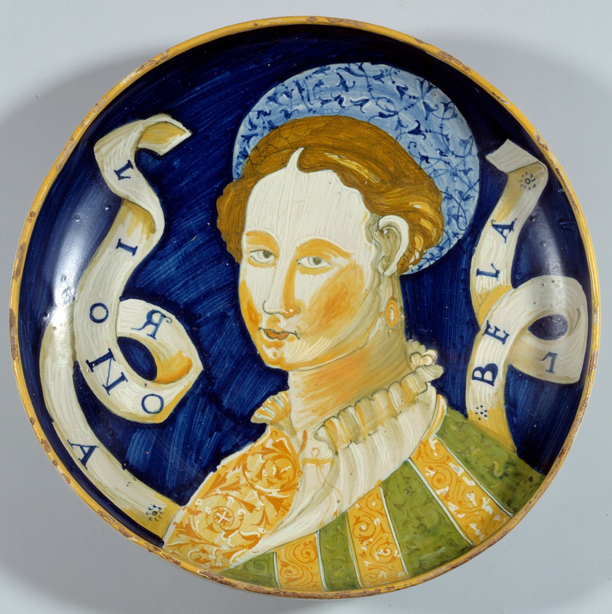 Filiżanka fajansowa „Lionora Bella”” wyprodukowana w Casteldurante. XVI-wieczny Enouen, Narodowe Muzeum Renesansu autorstwa Italian School