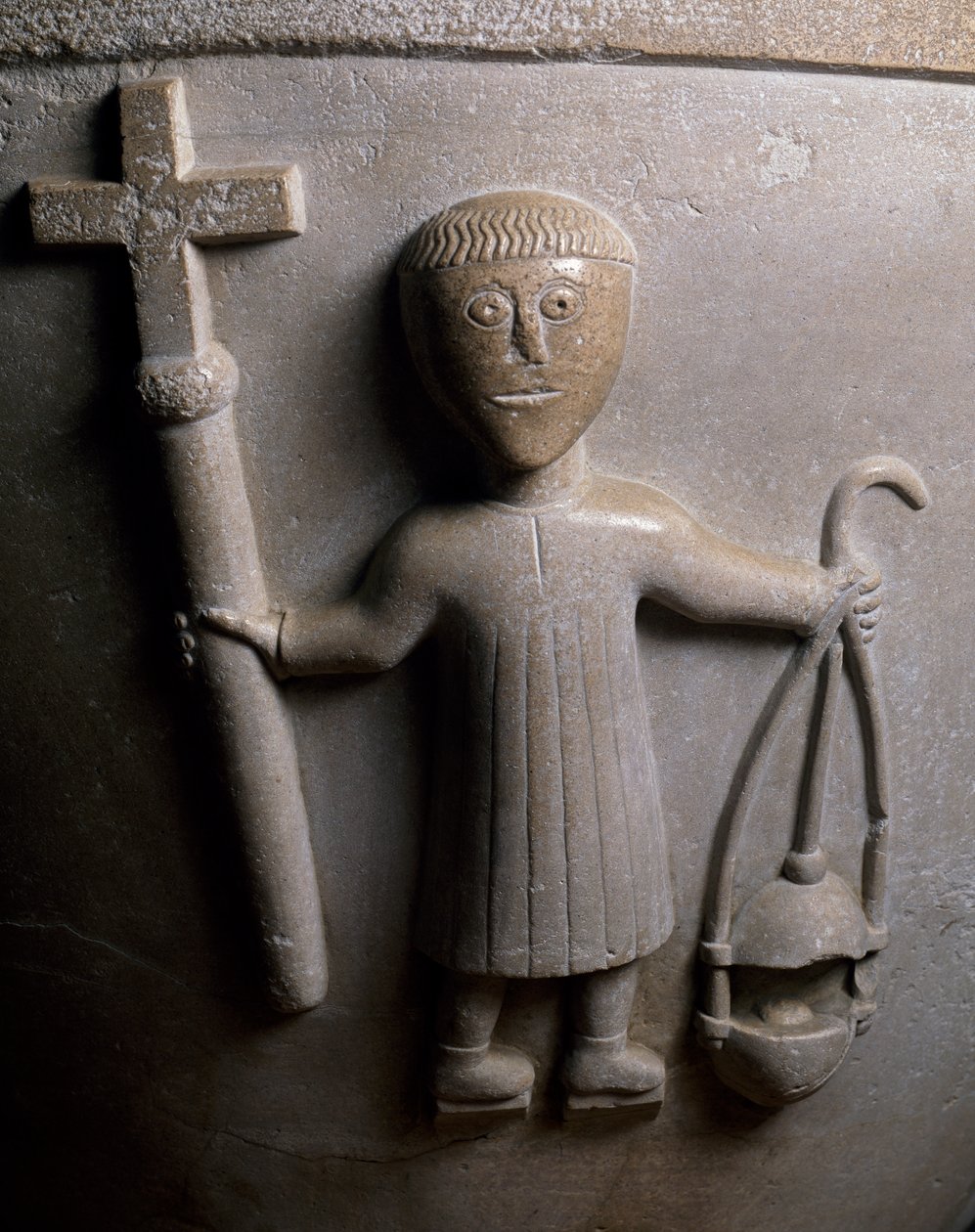 Figura procesji liturgicznej, detal z chrzcielnicy zdobiony płaskorzeźbą, biały wapień, kościół San Geminianus, Vicofertile, Emilia-Romagna, Włochy autorstwa Italian School