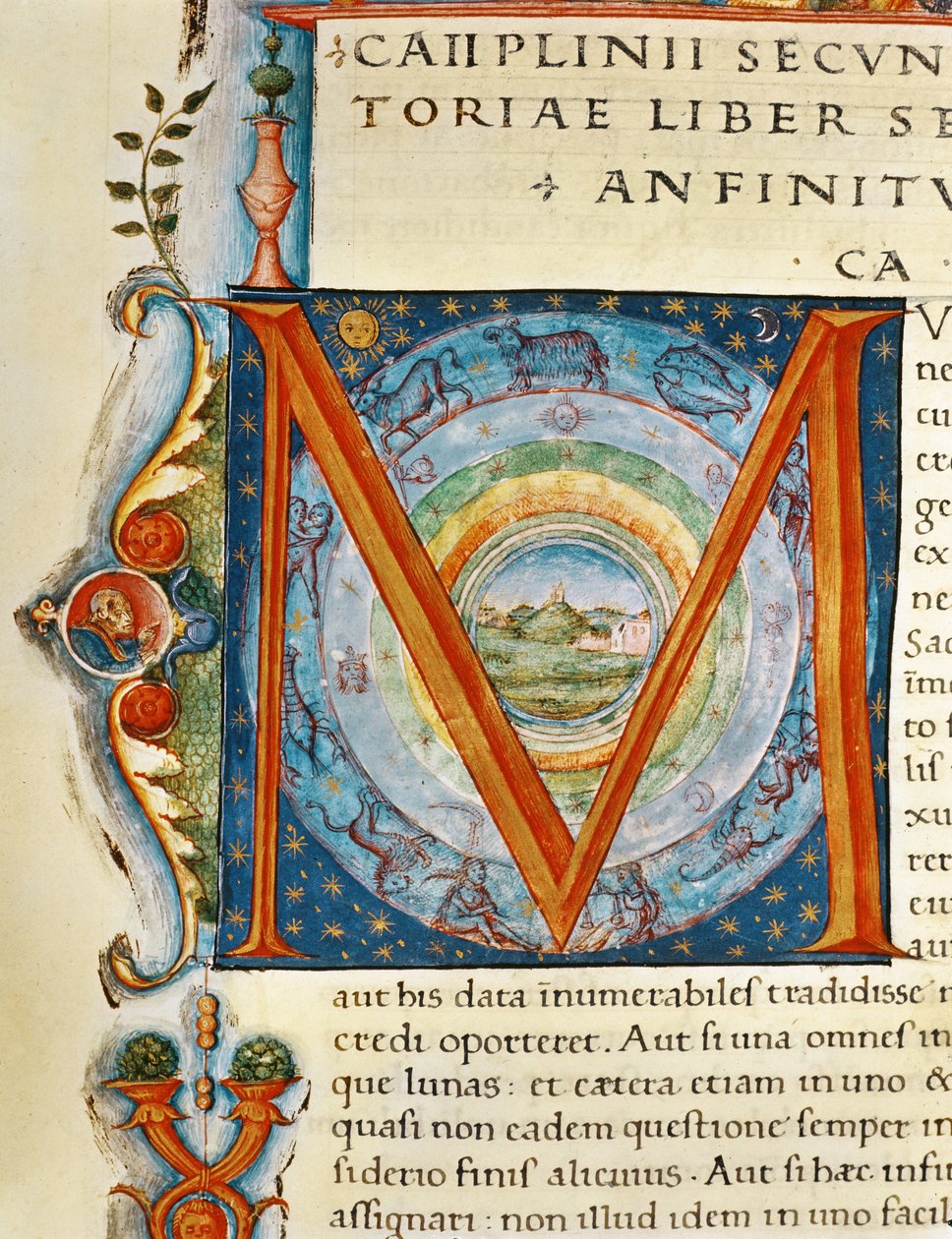Historyczny inicjał „M” przedstawiający niebiosa i znaki zodiaku, z „Naturalis Historia” Pliniusza Starszego (wellum) autorstwa Italian School
