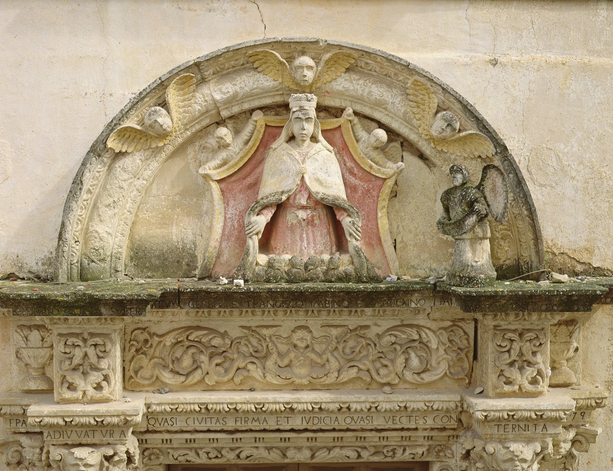 Madonna Misericordia, fragment lunety portalowej (kamień) autorstwa Italian School