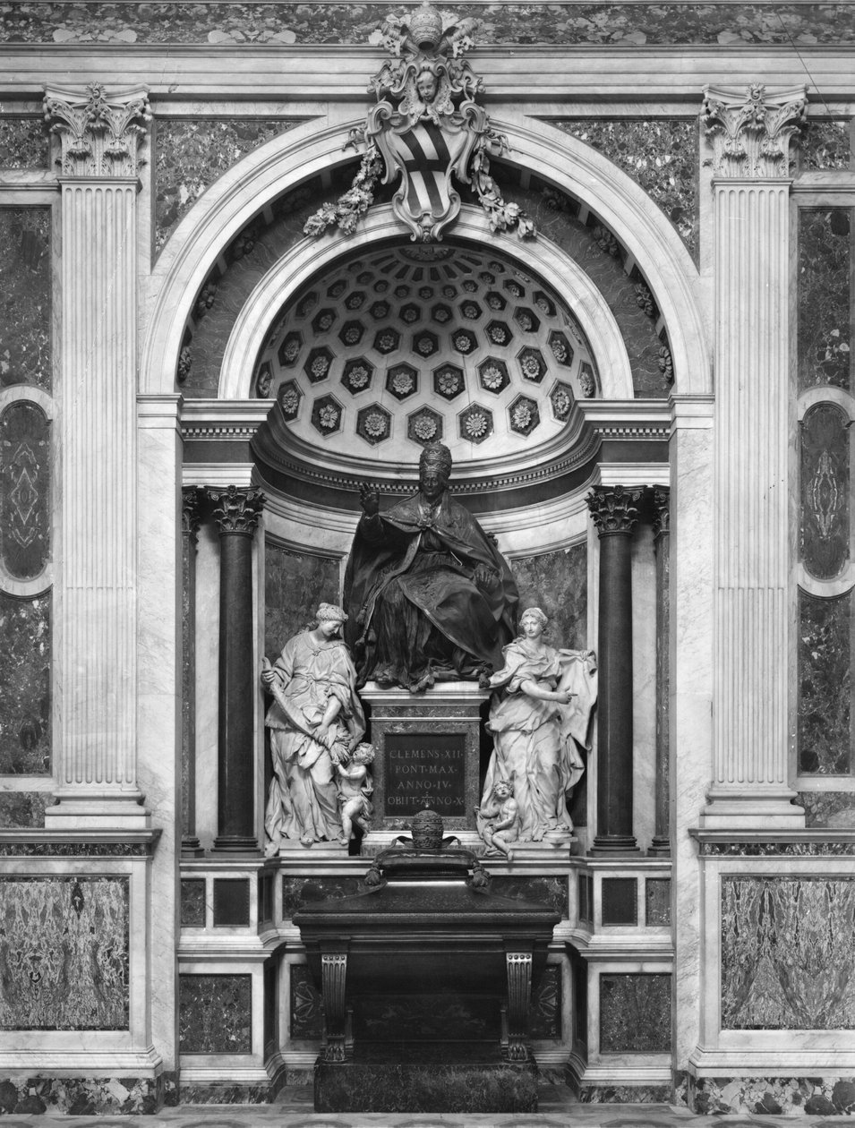 Pomnik papieża Klemensa XII (1652-1740) z urną porfirową i kolumnami z Panteonu (brąz, marmur, porfir) (zdjęcie czarno-białe) autorstwa Italian School