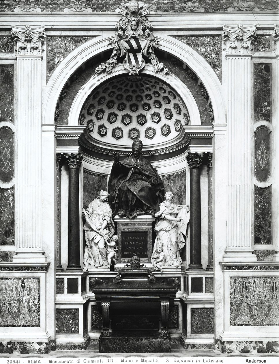 Pomnik papieża Klemensa XII (1652-1740) z urną porfirową i kolumnami z Panteonu, między Temperance (L.) a Prudence (R.) w kaplicy Corsini (brąz, marmur, porfir) (zdjęcie czarno-białe) autorstwa Italian School