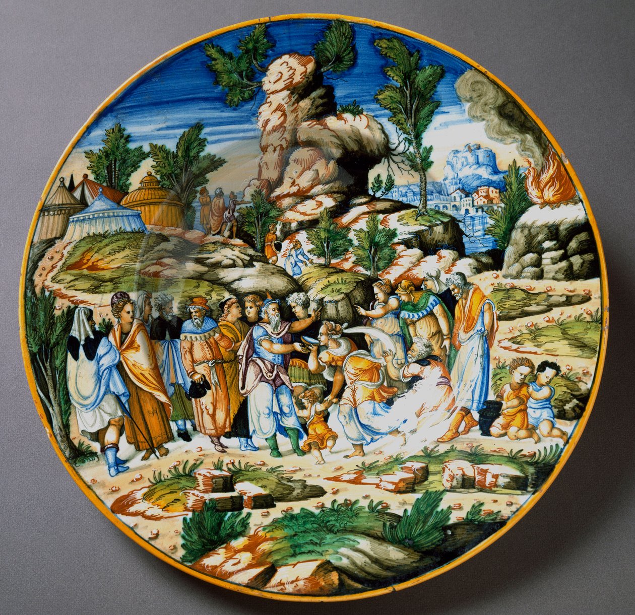 Mojżesz podnosi wodę ze skały i napoi Izraelitów Talerz ceramiczny wyprodukowany w Urbino w warsztacie Fontana we Włoszech. ok. 1560 Florencja, Museo Nazionale del Bargello autorstwa Italian School