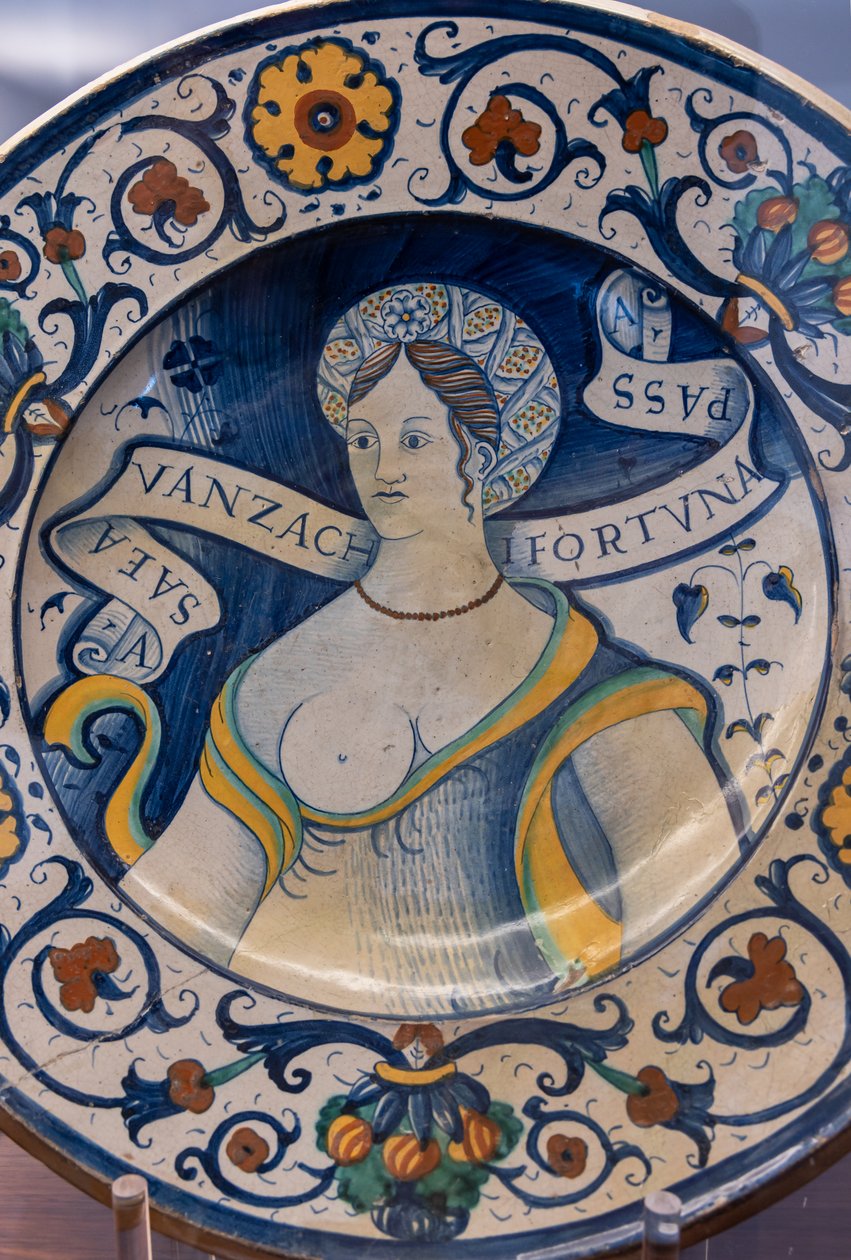 Talerz zdobiony pięknym kobiecym popiersiem, z motywem, I poł. XVI w. (majolica) autorstwa Italian School