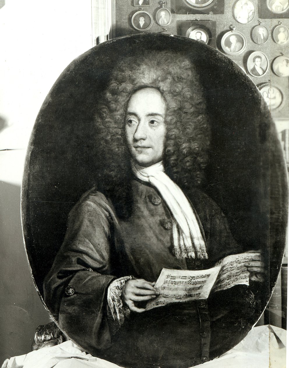 Portret kompozytora Tomaso Giovanniego Albinoniego (1671-1751) trzymającego partyturę autorstwa Italian School