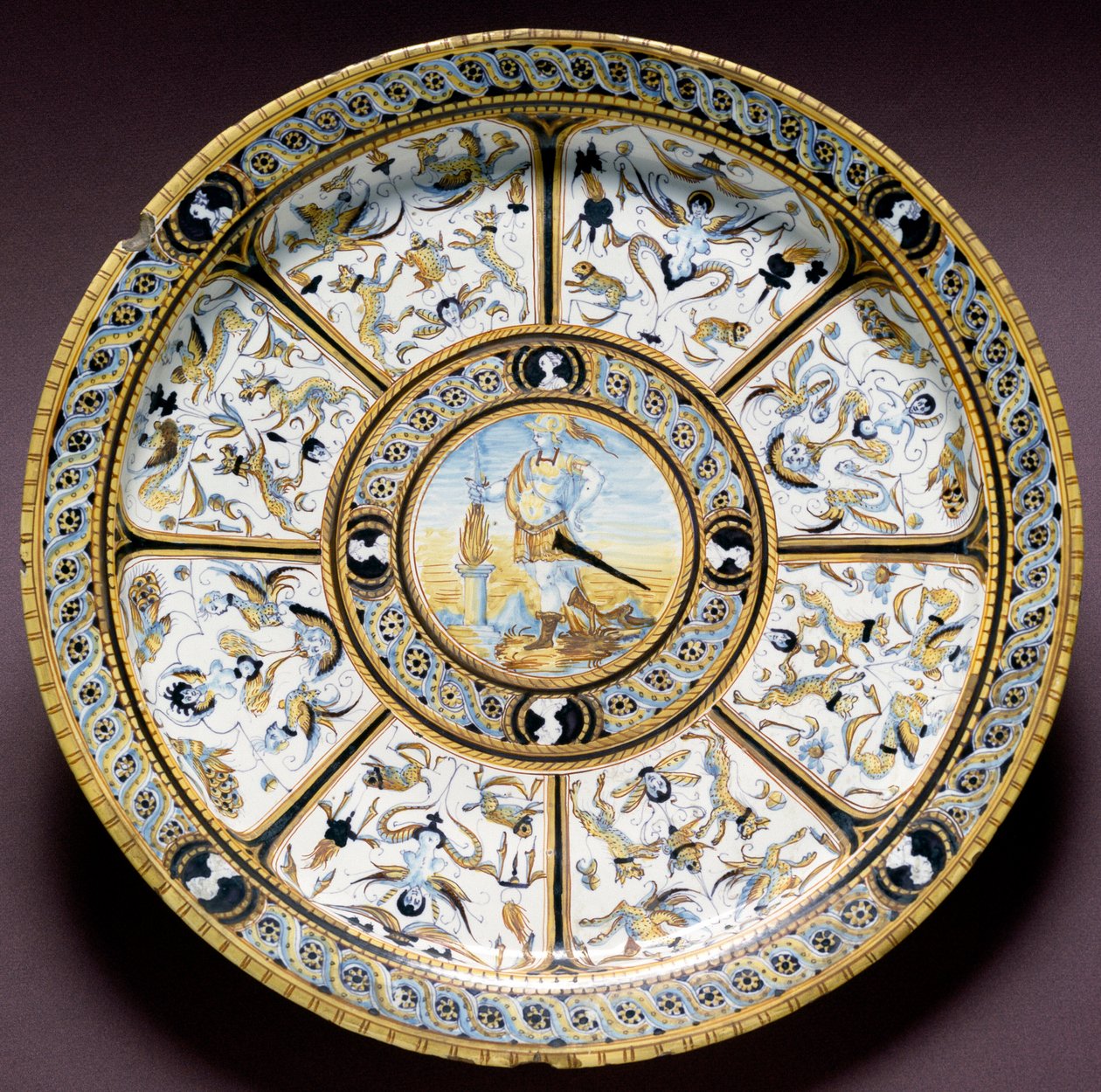 Przedstawienie rzymskiego bohatera Scaevola (Muzio Scevola) Talerz ceramiczny wyprodukowany w Urbino we Włoszech. ok. 1590 Florencja, Muzeum Narodowe Bargello autorstwa Italian School