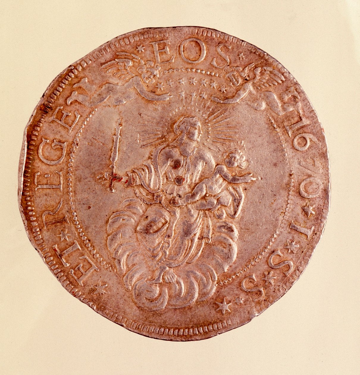 Srebrna moneta z Republiki Genui (Geny) z przedstawieniem Marii Panny z Dzieciątkiem Jezus. 1670. Śr. 5,8 cm Neapol, muzeum archeologiczne autorstwa Italian School