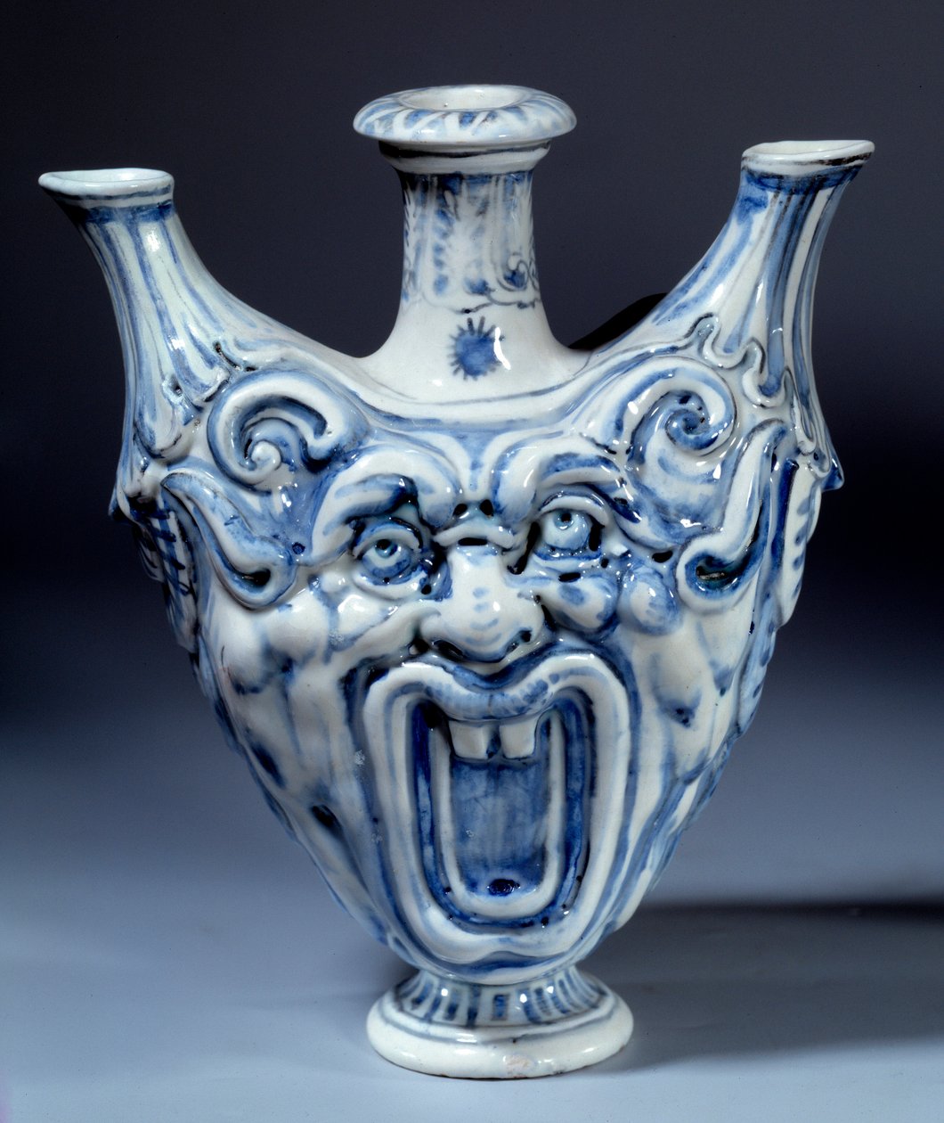 Miękka porcelanowa butelka z XVI wieku, wykonana przez manufakturę Francois II de Medicis (1544-1560) Sevres, manufaktura porcelany autorstwa Italian School
