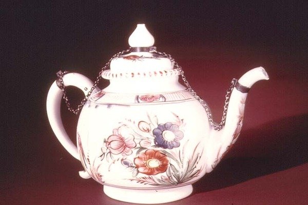 Czajnik z emaliowanym wzorem kwiatowym, prawdopodobnie wenecki, ok. 1750 (porcelana) autorstwa Italian School