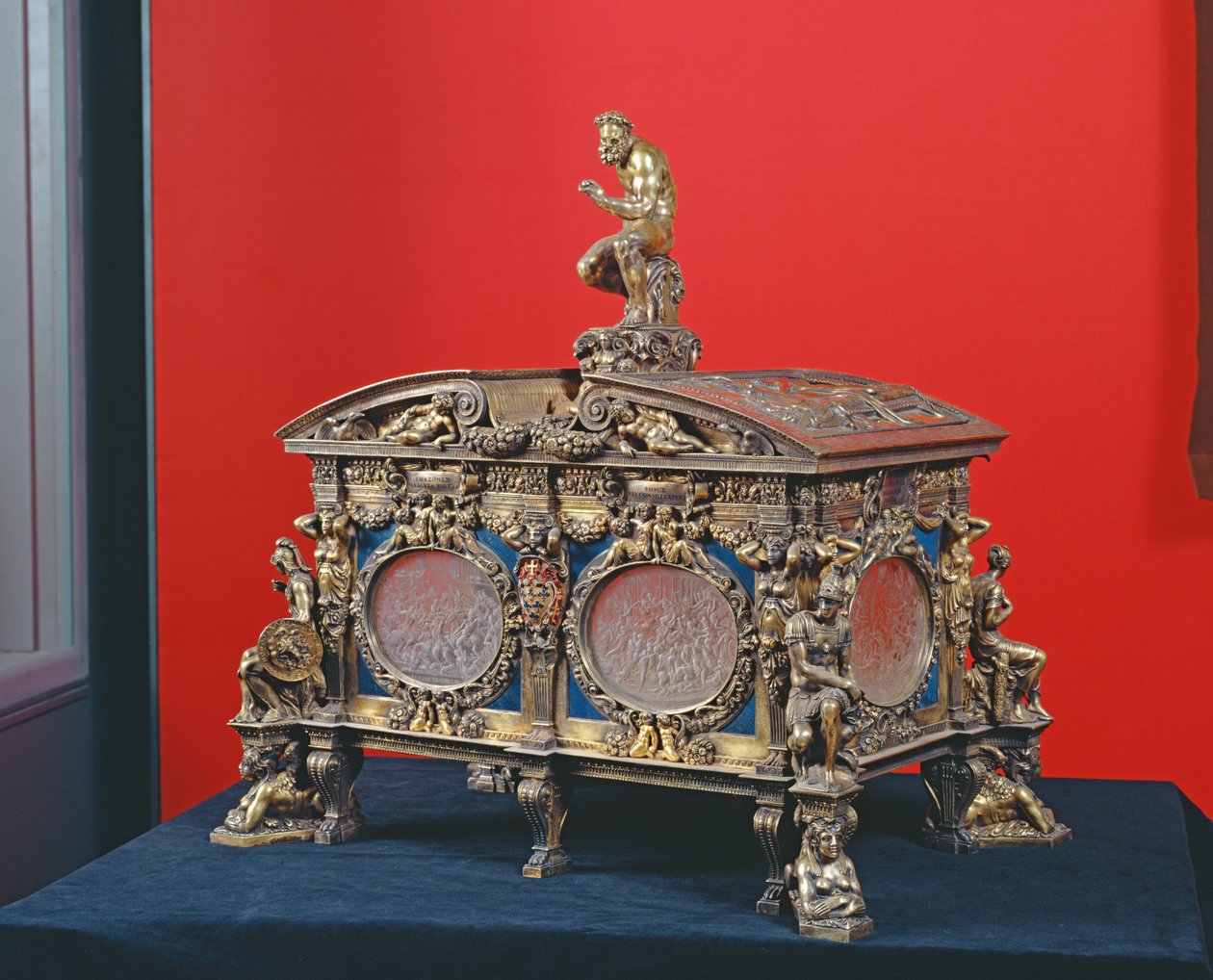 Skrzynia Farnese, Sebastiano Sbarri (fl.1548-61) i Giovanni Bernardo da Castel Bolognese, 1548 (srebro i lapis lazuli) autorstwa Italian School