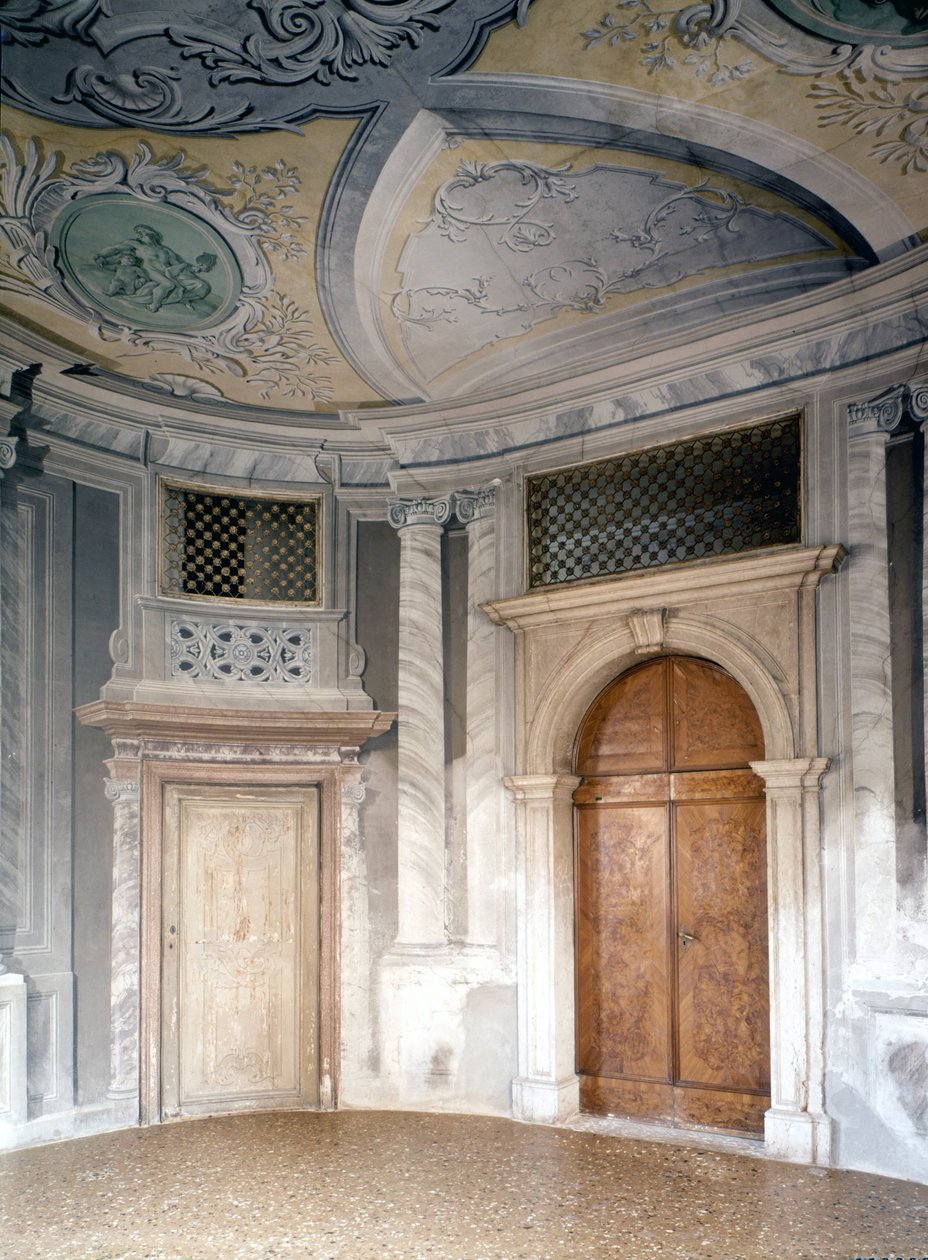 Ospedaletto. Sala, w której grał Vivaldi (1678 - 1741). Wenecja. Za bramami śpiewały sieroty filharmoniczne. autorstwa Italian School