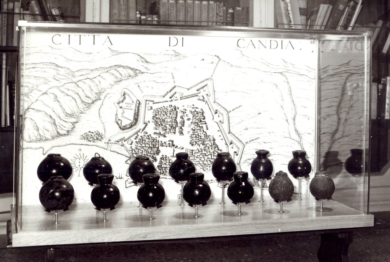 Bomby weneckie i mapa miasta Krety autorstwa Italian School