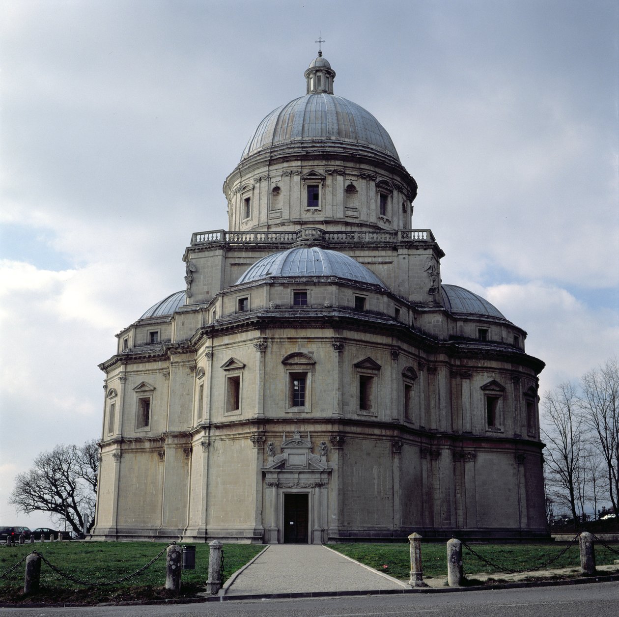 Widok Santa Maria della Consolazione zaprojektowany przez Cola da Caprarola i ukończony przez Ambrosio Barocci i Francesco da Vita, zbudowany 1508-24 autorstwa Italian School