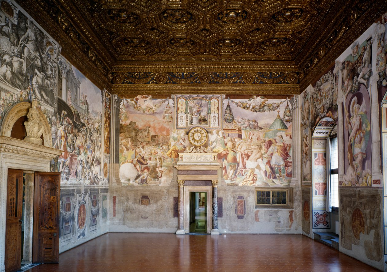 Widok na Sala dellUdienza w kierunku Cappella dei Priori, projekt Benedetto (1442-97) i Giuliano (1432-90) da Maiano, freski Francesco de Rossi Salviati (ok.1520-75) (po renowacji autorstwa Italian School