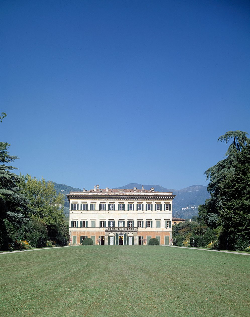 Widok na fasadę Villa Reale di Marlia (lub Palazzo Orsetti) autorstwa Italian School