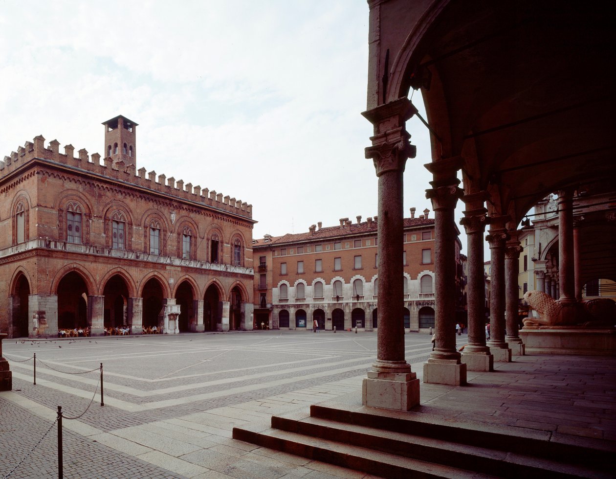 Widok na główny plac (Piazza del Comune) autorstwa Italian School
