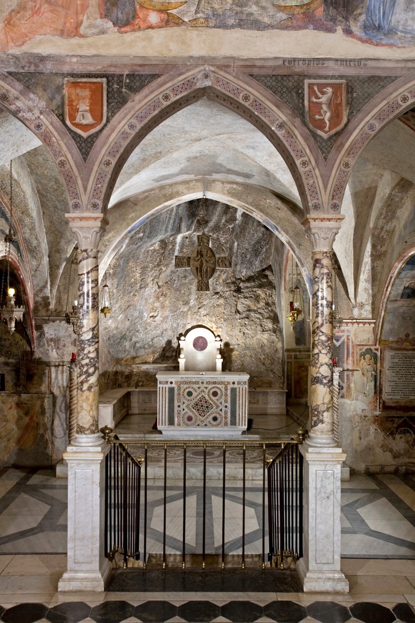 Widok na prezbiterium kościoła górnego z ołtarzem głównym w stylu kosmackim. 13 wiek. Klasztor św Benedeta (Sacro Speco), Subiaco (Rzym), Włochy autorstwa Italian School