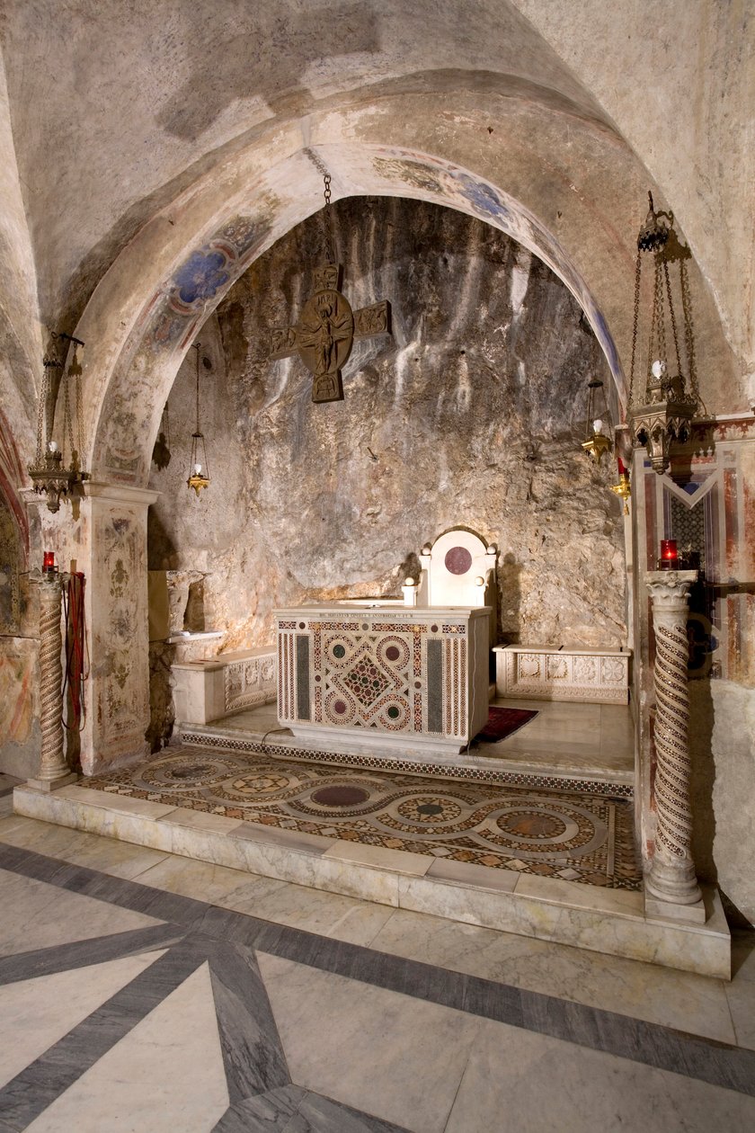 Widok na prezbiterium kościoła górnego z ołtarzem głównym w stylu kosmackim. 13 wiek. Klasztor św Benedeta (Sacro Speco), Subiaco (Rzym), Włochy autorstwa Italian School