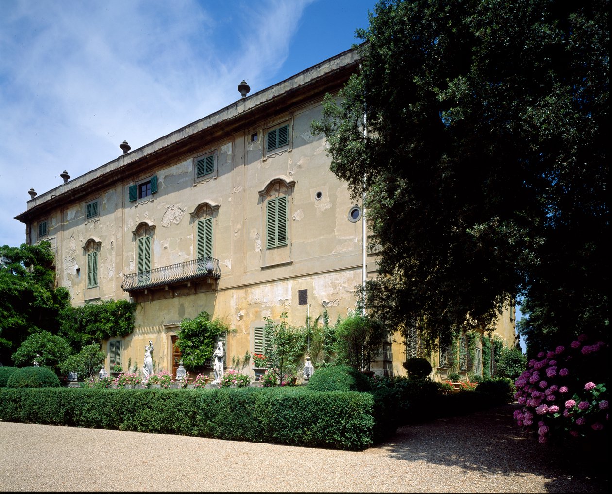 Widok na zachodnią fasadę Villi La Pietra autorstwa Italian School