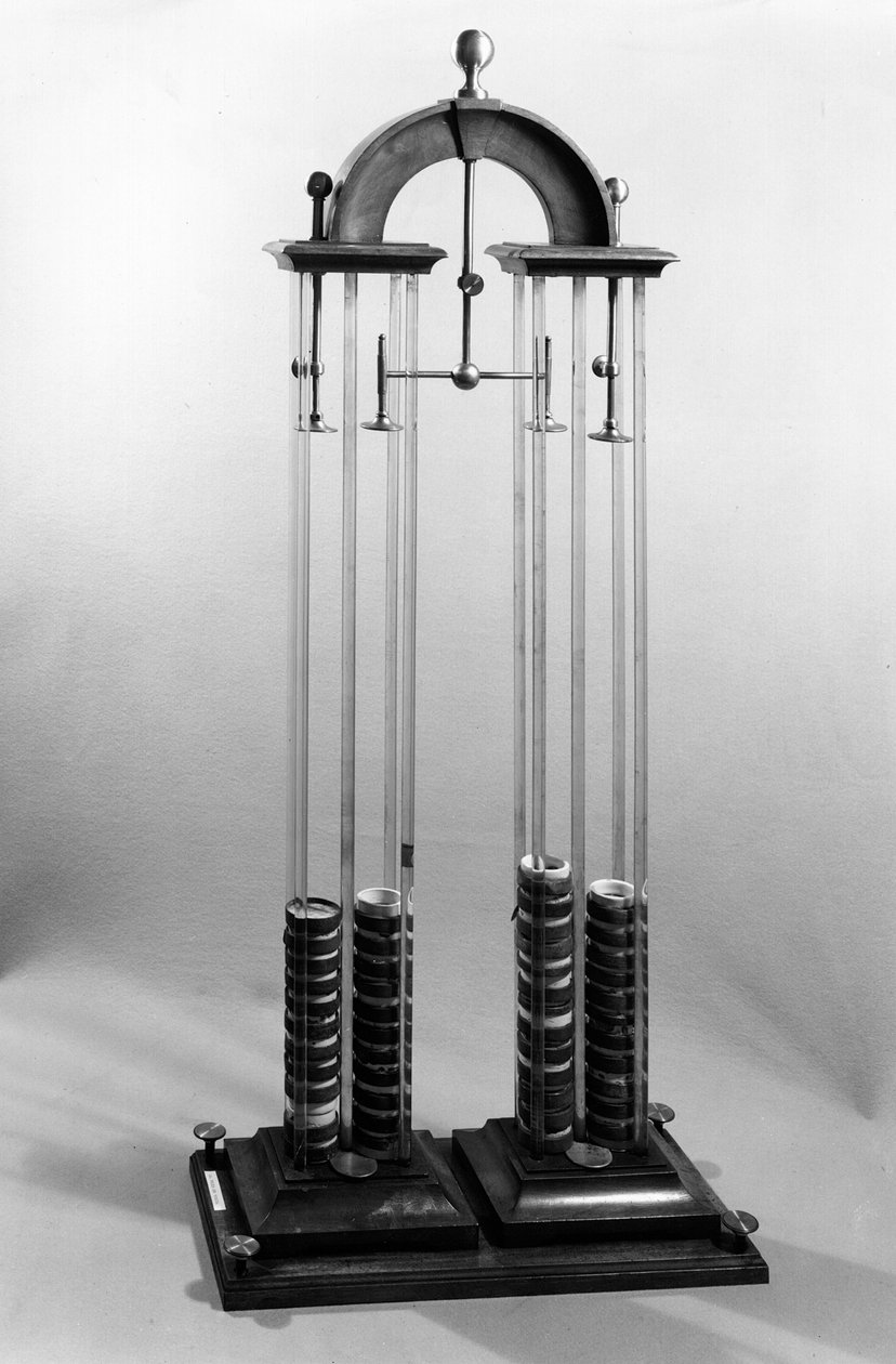 Stos Voltaic (akumulator) wykonany dla fizyka Jacques Alexandre Charles (1746-1823) przez Alessandro Volta (1745-1827) 1800 (metal i szkło) autorstwa Italian School