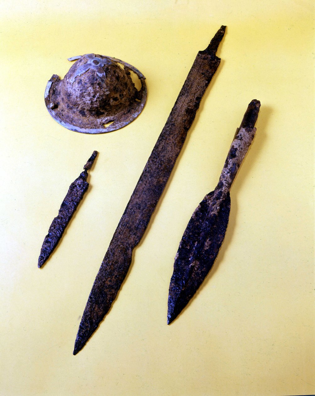 Broń lombardzkiego wojownika: parasol tarczowy, sztylet, miecz i grot włóczni. Muzeum Cividale del Friuli. autorstwa Italian School