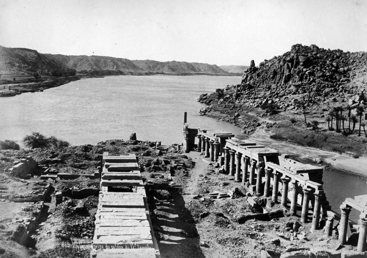 Philae, wzięty z pylonu Wielkiej Świątyni, ok.1880 autorstwa J. Pascal Sebah