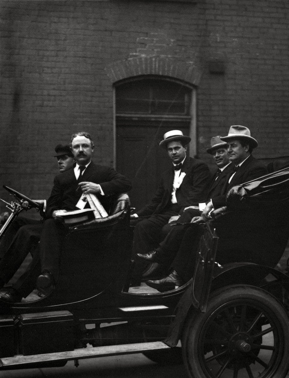Edward F. Goltra, niezidentyfikowany delegat, Rolla Wells i William Jennings Bryan przybywający na sesję Demokratycznej Konwencji Narodowej w 1916 r., St. Louis, 11-14 czerwca 1916 r. autorstwa J.C. Strauss