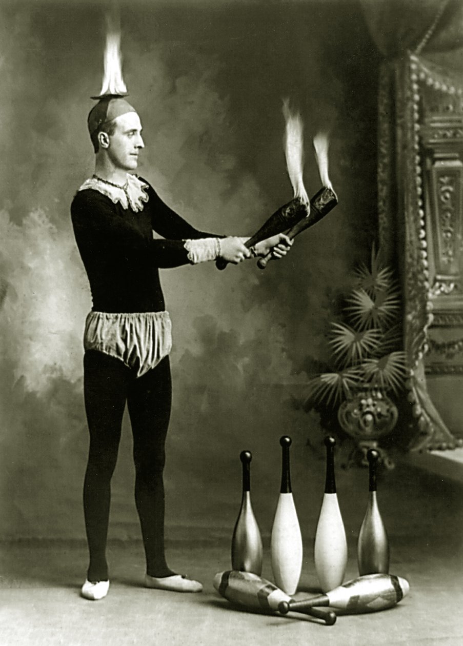 J.T. Doyle, żongler cyrkowy i karnawałowy z płonącymi szpilkami i miską, ok. 1902 (zdjęcie bw) autorstwa J.E. Pasonault