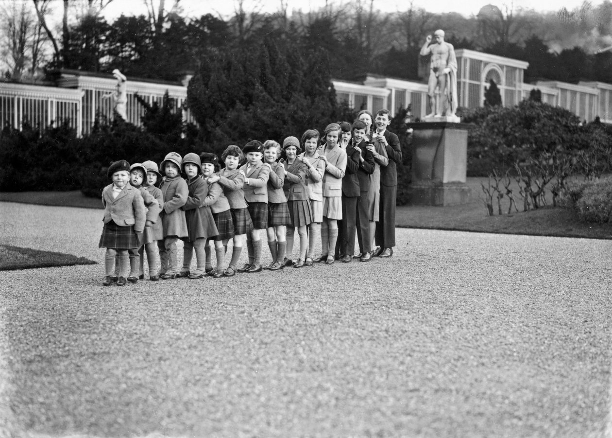 16-osobowa grupa rodzinna Cavendishów w ogrodach Chatsworth, Derbyshire, 1930 autorstwa JR Board