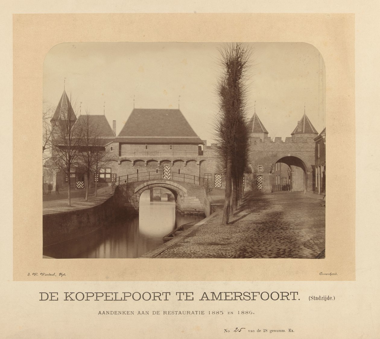 De Koppelpoort w Amersfoort (strona miasta) (tytuł na obiekcie) autorstwa J.W. Wentzel
