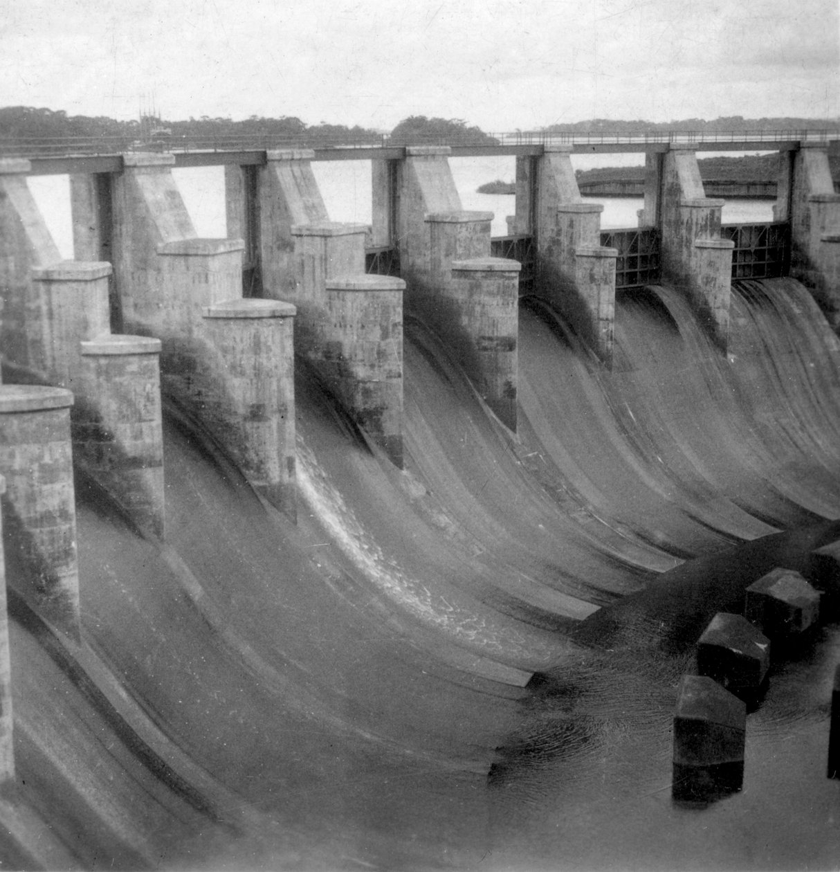 Przelew, śluza Gatun, Kanał Panamski, Panama, początek XX wieku. autorstwa J. Dearden Holmes