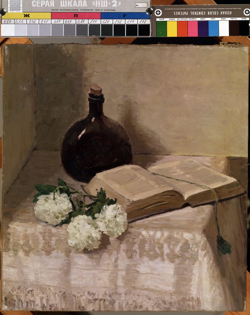 "Martwa natura z butelką, otwartą książką i białymi kwiatami" (Martwa natura z książką) Obraz Johannesa Hanscha (1875-1946) Wym. 45 x 41,5 cm Mikalojus Konstantinas Ciurlionis Muzeum Sztuk Pięknych, Kowno, Litwa autorstwa J. Hansch