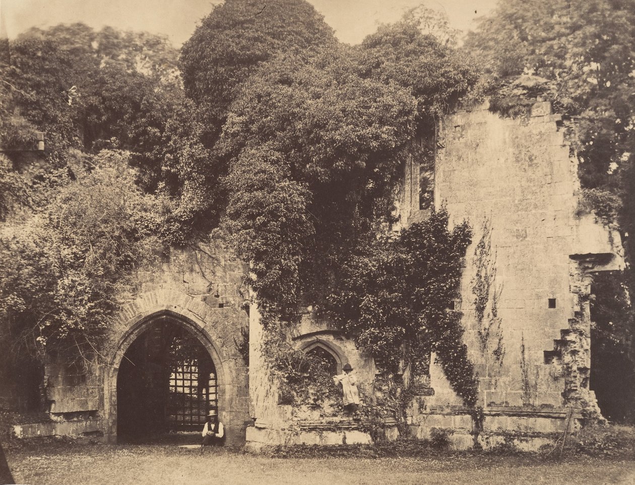 Stara brama, zamek Raglan, Monmouthshire, 1855. autorstwa J. Holden