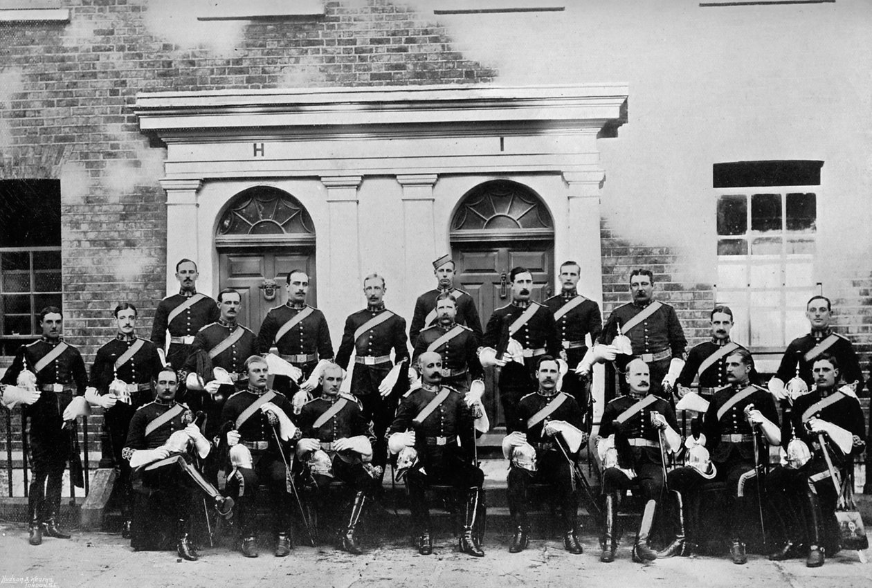 Oficerowie 1. Królewskich Dragonów, Island Bridge Barracks, Dublin, Irlandia, 1896. autorstwa J. Robinson and Son
