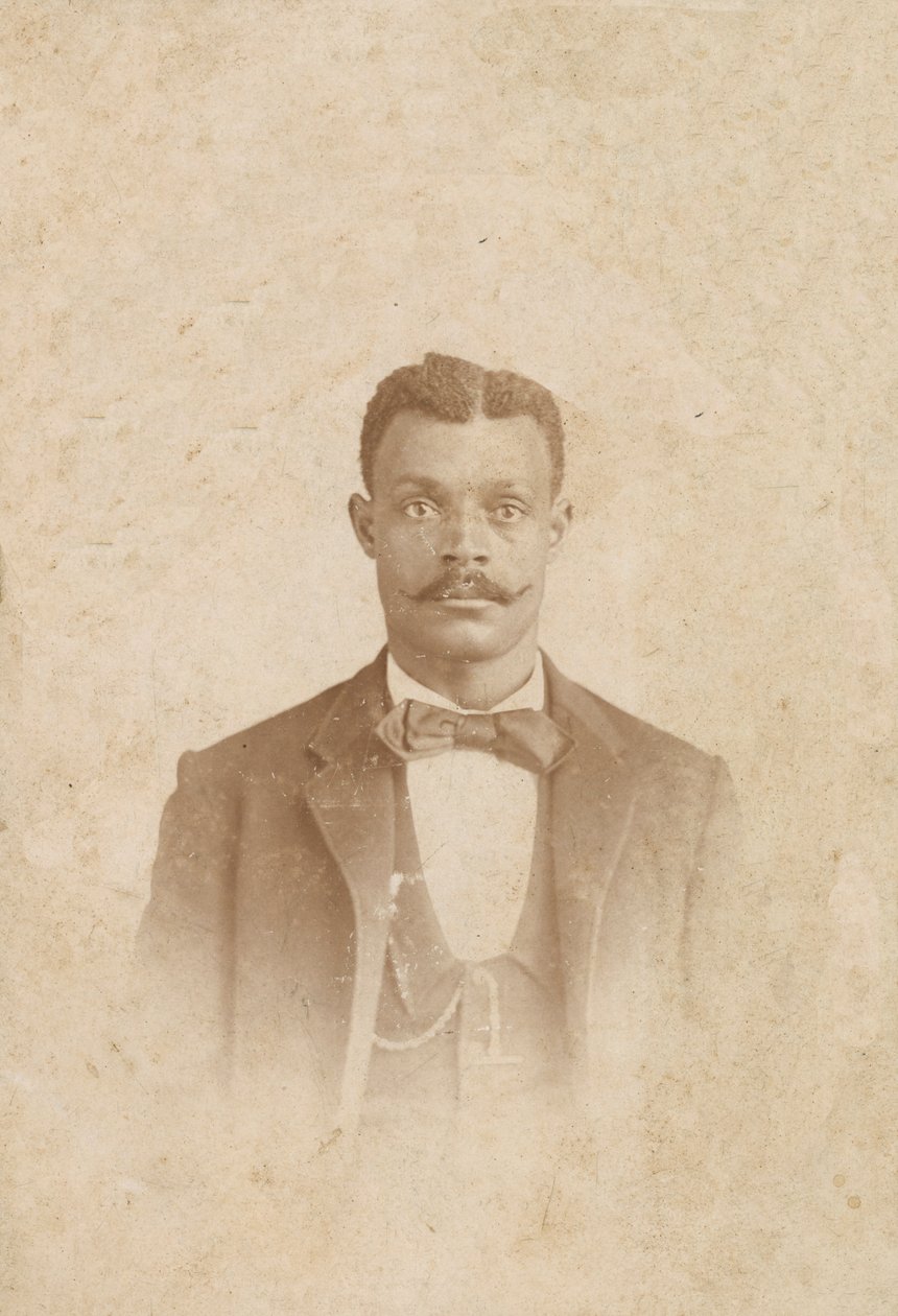 Zdjęcie mężczyzny w garniturze, kamizelce i krawacie, lata 80. - 1900. autorstwa J. W. Taylor