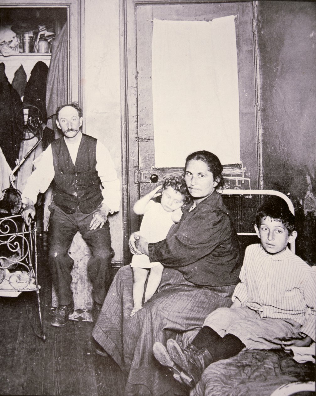 Rodzina imigrantów, Lower East Side, Nowy Jork, ok. 1910 (zdjęcie czarno-białe) autorstwa Jacob August Riis