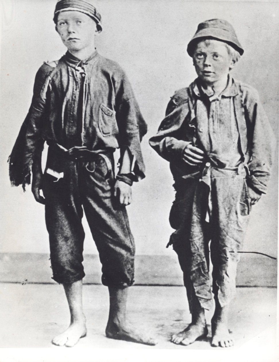 Uliczni Arabowie Nowego Jorku, ok. 1900 (zdjęcie czarno-białe) autorstwa Jacob August Riis