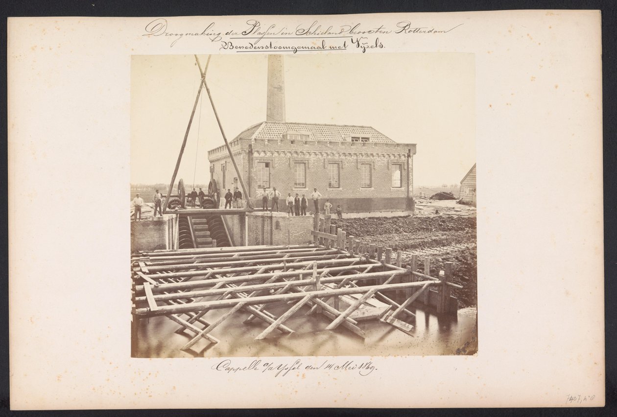 Poniżej przepompownia pary z Vijzels / Capelle aan den IJssel den 14 maja 1869 (tytuł na obiekcie) Odzyskiwanie jezior w Schieland na wschód od Rotterdamu (tytuł serii na obiekcie) autorstwa Jacobus van Gorkom jr.
