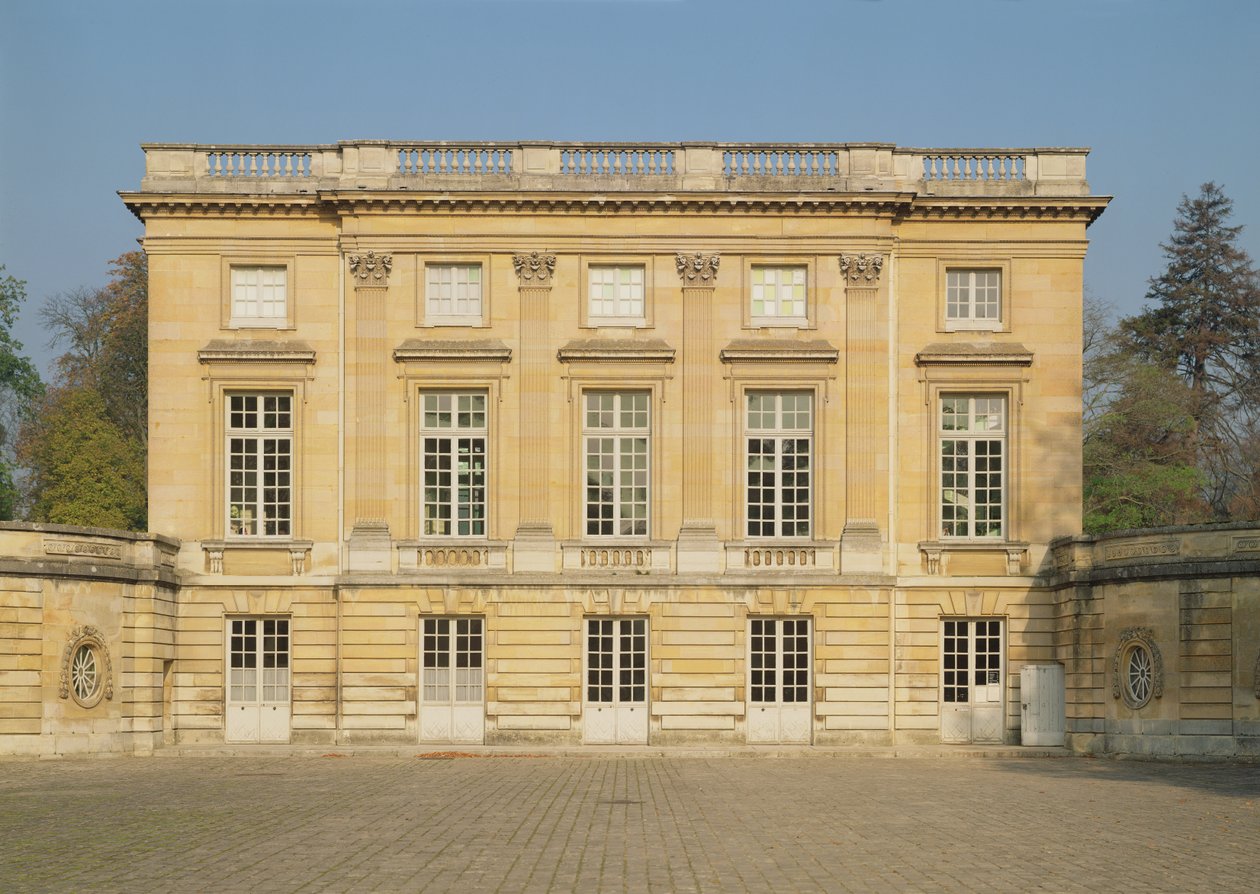 Widok na fasadę dziedzińca Petit Trianon, zbudowaną w latach 1762-64 autorstwa Jacques Ange Gabriel