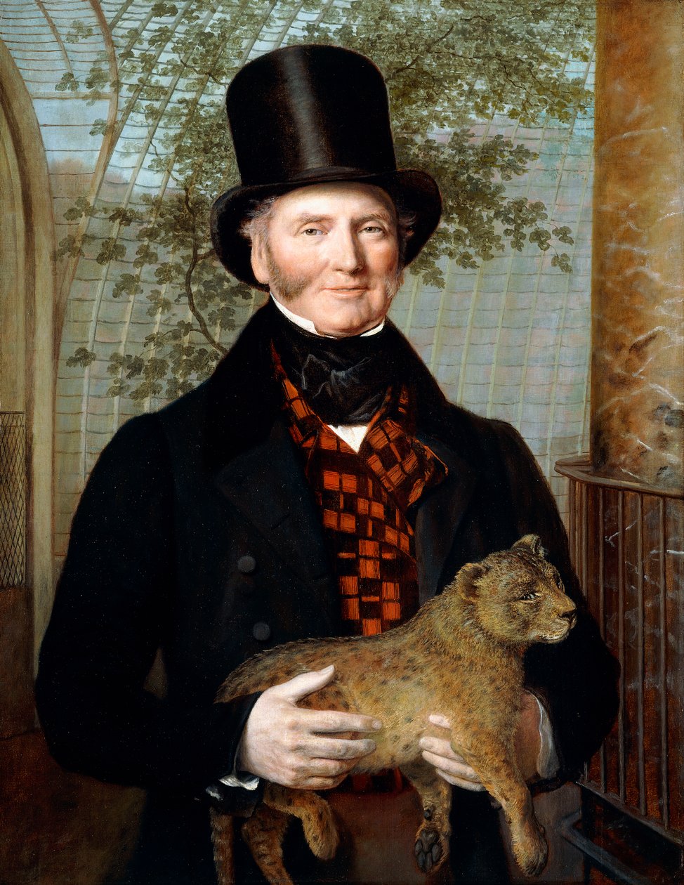 Portret Edwarda Crossa, do połowy długości, w czarnym płaszczu i kamizelce w czerwoną kratę, trzymającego lwiątko autorstwa Jacques Laurent Agasse