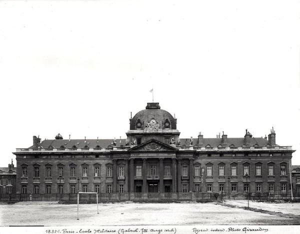 Fasada i kopuła Ecole Militaire, zbudowana w latach 1751-73 autorstwa Jacques Ange Gabriel