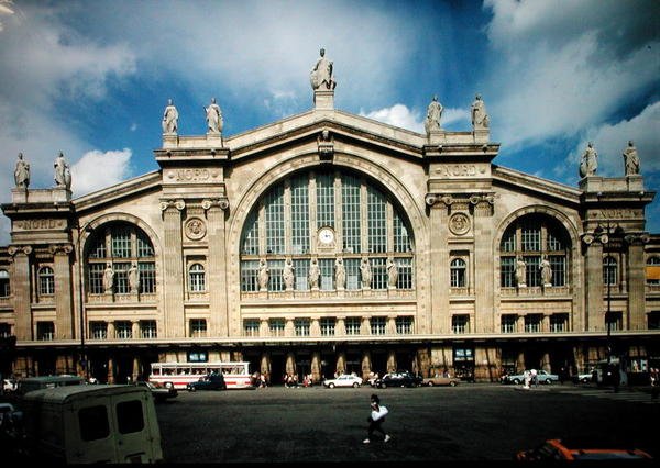 Widok fasady Gare du Nord, zbudowanej w latach 1861-63 autorstwa Jacques Ignace Hittorff